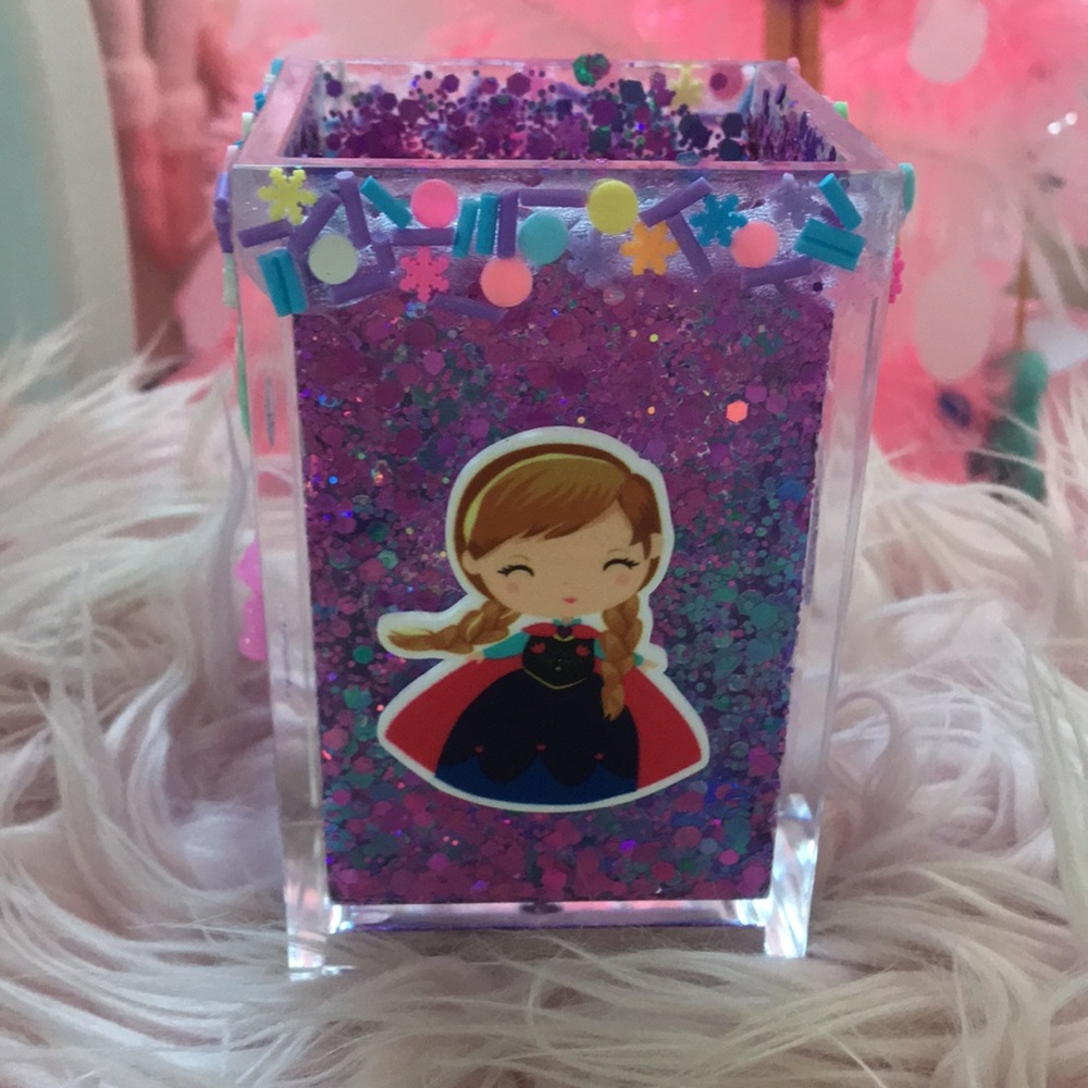 Kawaii makeup brush holder